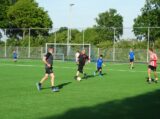 Laatste training S.K.N.W.K. JO10-1 van seizoen 2022-2023 (partijtje tegen de ouders) (131/165)